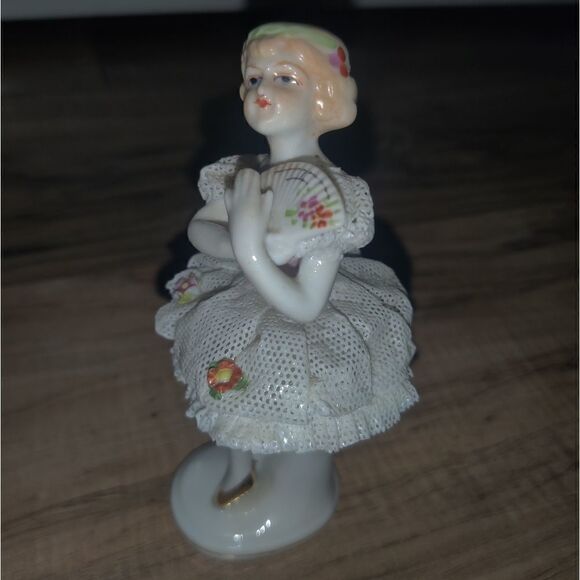 Porcelain Figurine Of Girl Wearing Dress With Hand - Picture 8 of 11